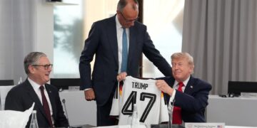 Merz geeft Trump shirt van Duits nationaal team met zijn naam