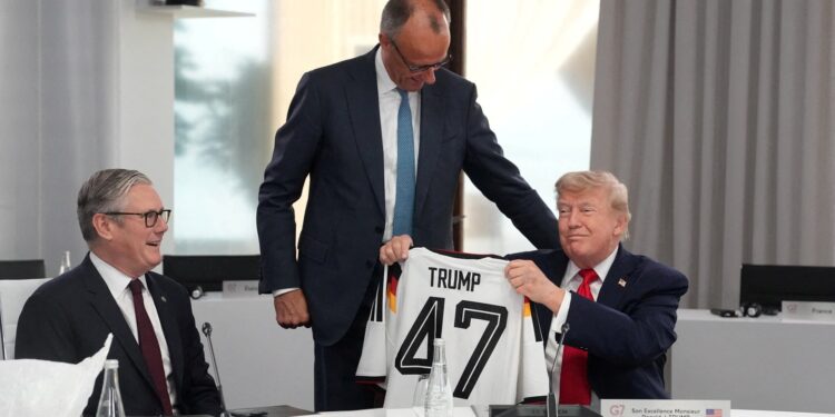 Merz geeft Trump shirt van Duits nationaal team met zijn naam
