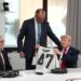 Merz geeft Trump shirt van Duits nationaal team met zijn naam