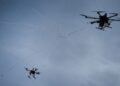 Dronedrone grijpt andere drones in de lucht