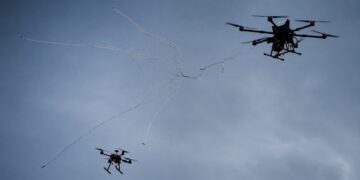 Dronedrone grijpt andere drones in de lucht