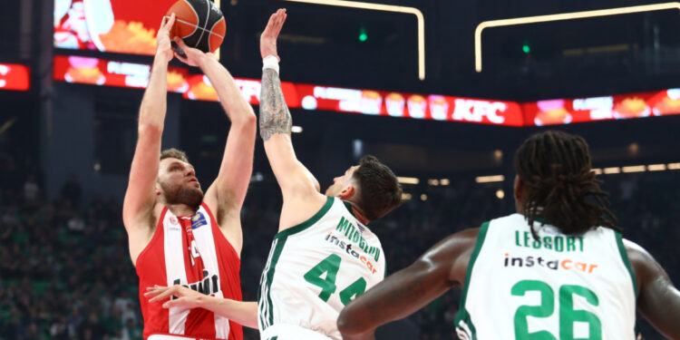 De eerste finale: Olympiakos tegen Panathinaikos voor het kampioenschap.
