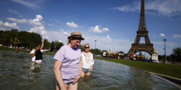 Alarm in Frankrijk: Hittegolf raakt helft regio’s met 43 graden.