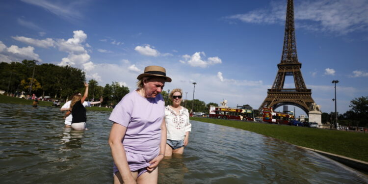 Alarm in Frankrijk: Hittegolf raakt helft regio’s met 43 graden.