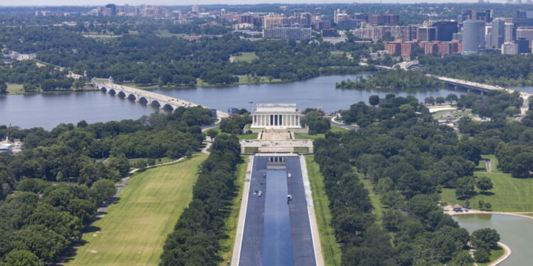 Trump woedend over drooglegging zwembad Lincoln Memorial: sabotage aan het werk