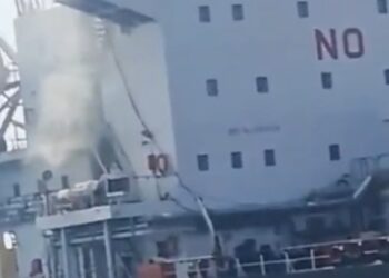 Matroos gedood en twee vermist bij raketaanval op tanker in Oman’s Golf