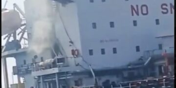 Matroos gedood en twee vermist bij raketaanval op tanker in Oman’s Golf