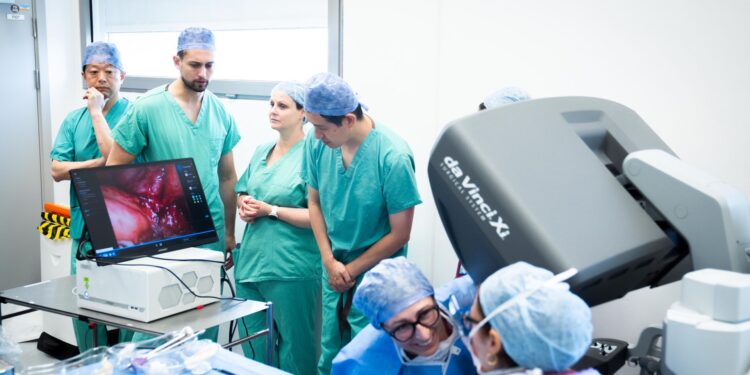 Chirurgen gebruiken nieuwe AI-tool tijdens live operatie in primeur in VK