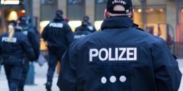 Gewapende man ontmoet kinderen na neerschieten politieagent in Dortmund