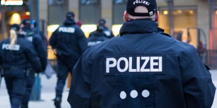 Gewapende man ontmoet kinderen na neerschieten politieagent in Dortmund