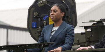 Badenoch dringt aan op verlaging van uitkeringen en versterking van defensie.