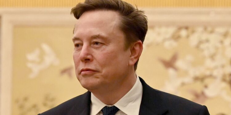 Elon Musk verliest miljarden door daling SpaceX-aandelen in tech-verkoop.