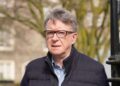 Epstein-slachtoffer dringt aan op ontmoeting met Starmer na vrijgave van Mandelson-bestanden.