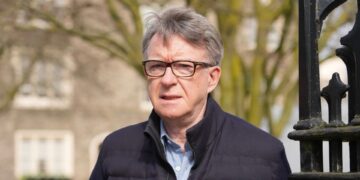 Epstein-slachtoffer dringt aan op ontmoeting met Starmer na vrijgave van Mandelson-bestanden.