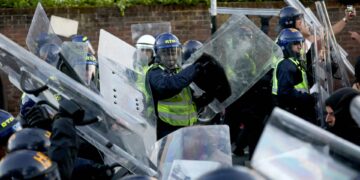 Gewelddadige nacht bij protest Henry Nowak, politie bekogeld met projectielen.