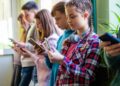 Meerderheid jongeren wil betere online bescherming, blijkt uit overheidsonderzoek.