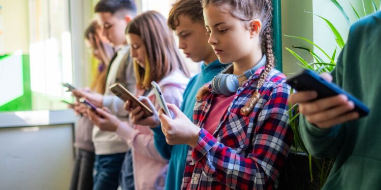 Meerderheid jongeren wil betere online bescherming, blijkt uit overheidsonderzoek.