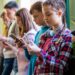 Meerderheid jongeren wil betere online bescherming, blijkt uit overheidsonderzoek.
