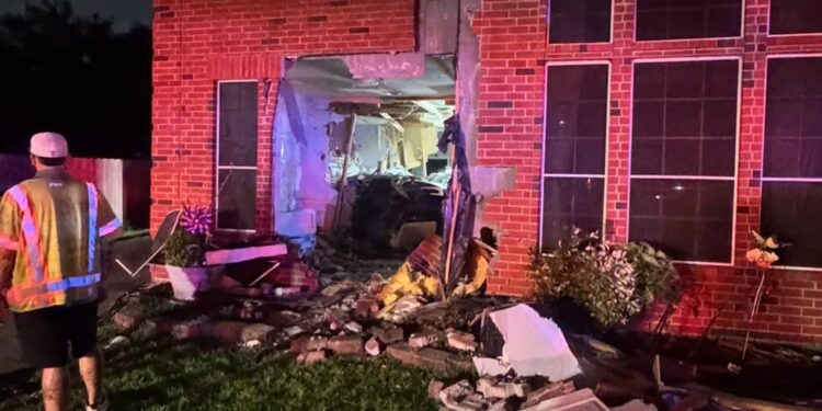 Familie klaagt Tesla aan na dodelijke crash in moeders woonkamer