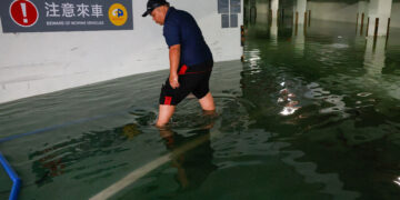Japan bereidt zich voor op tropische stormen, twee doden door regen in Taiwan.