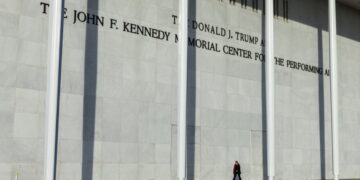 Rechtbank verwijdert Trump uit Kennedy Center