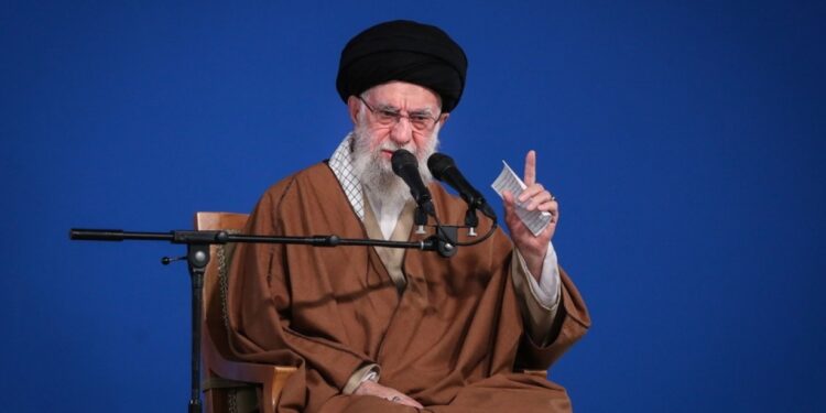 Ali Khamenei’s begrafenis in Teheran en Mashhad in juli