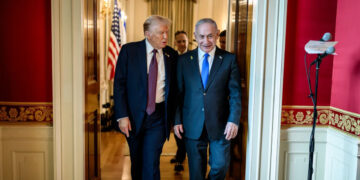 Trump waarschuwt Netanyahu voor escalatie met Iran: Israël alleen achtergelaten.