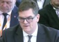 Topambtenaar daagt ontslag door Starmer juridisch uit