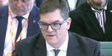 Topambtenaar daagt ontslag door Starmer juridisch uit