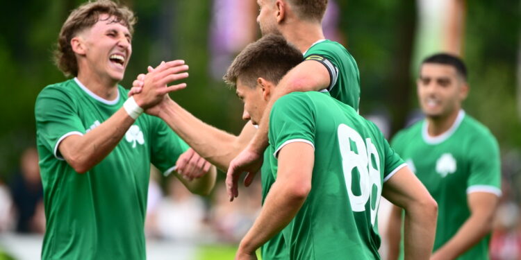 Panathinaikos verslaat Ajax met 3-1 en zorgt voor lachende gezichten met de doelpunten.