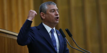 Ozel richt nieuwe partij op met 91 parlementsleden