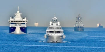 Russische oorlogsschepen vergezeld door luxe jacht ‘Graceful’