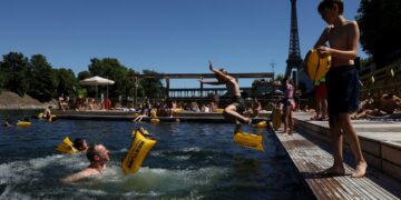 Zomerduiken in de Seine weer populair