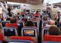 Passagier weigert naast vrouw te zitten en slaat stewardess