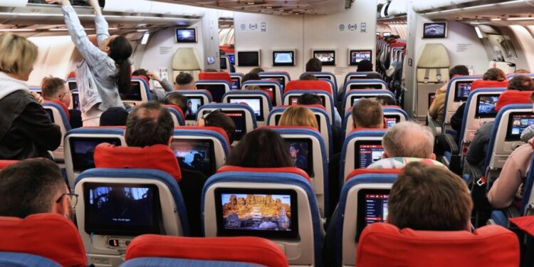 Passagier weigert naast vrouw te zitten en slaat stewardess