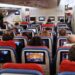 Passagier weigert naast vrouw te zitten en slaat stewardess