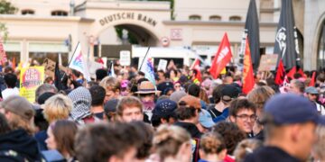 Blokkade van demonstranten bij extreemrechtse AfD-conferentie in Erfurt