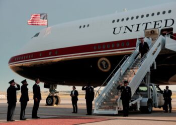 Trump-regering belt vier verslaggevers NYT over nieuw rapport Air Force One