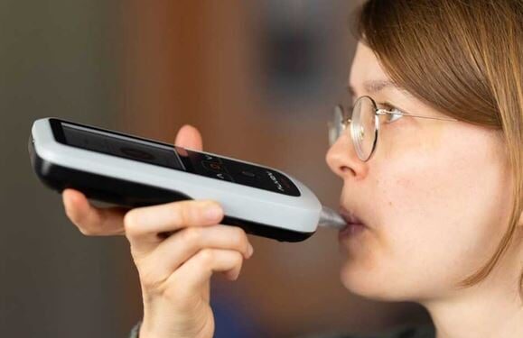 Ademanalyse: Microbiologisch lab ter grootte van mobiele telefoon