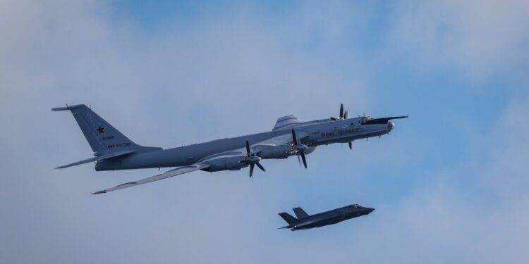 Britse F-35’s onderscheppen Russische straaljagers bij NAVO-vliegdekschip in Noordpoolgebied