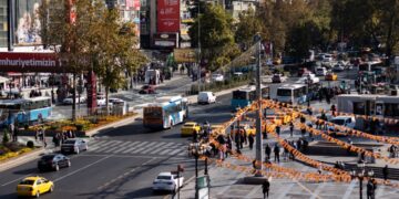 NAVO-top: Ankara’s bloemrijke show verbergt arme buurten met gigantische posters
