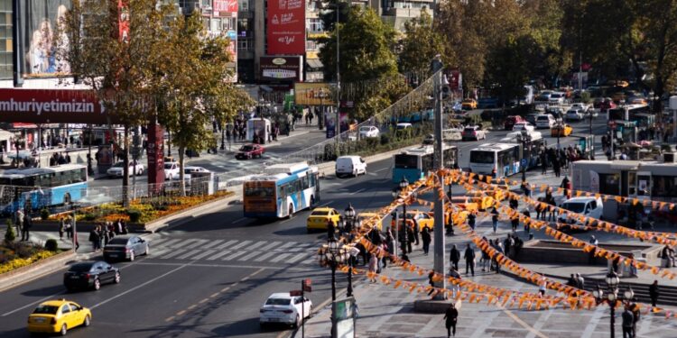 NAVO-top: Ankara’s bloemrijke show verbergt arme buurten met gigantische posters