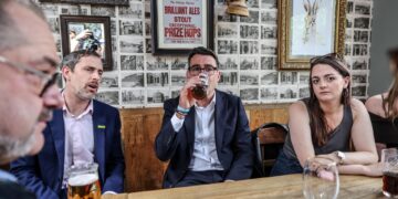 Belastingverlaging voor pubs aangekondigd door Britse premier Andy Burnham