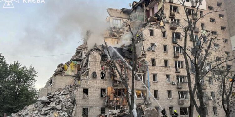 Doden en gewonden door Russische aanval in Kiev, flatgebouw ingestort