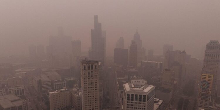 Historische branden in Canada verstikken Detroit en New York met giftige rook
