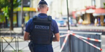 Heldhaftige politieagent stopt mesaanval in Parijs