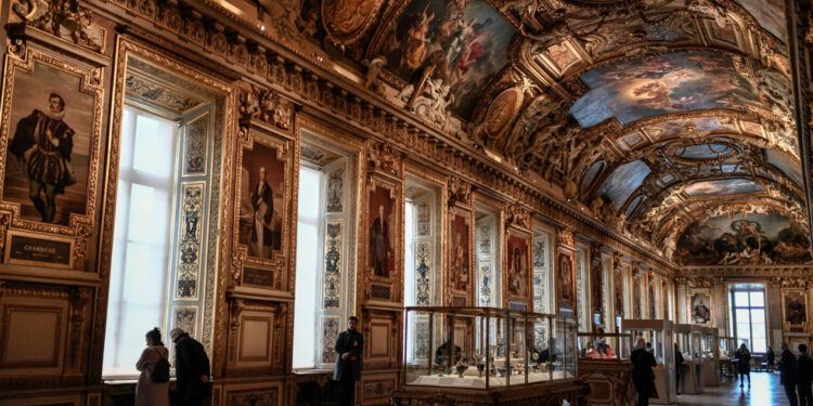 Nieuwe tentoonstelling zonder waardevolle voorwerpen in heropende zaal Louvre.