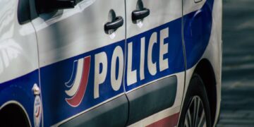 Jacht op verdachte auto bij synagoge na vondst militair wapen