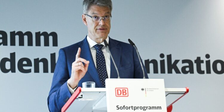 Minister Transport Schneider vraagt bondskanselier om ontslag