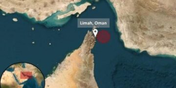 Tanker geraakt door raket in Straat van Hormuz – dreigende explosie.